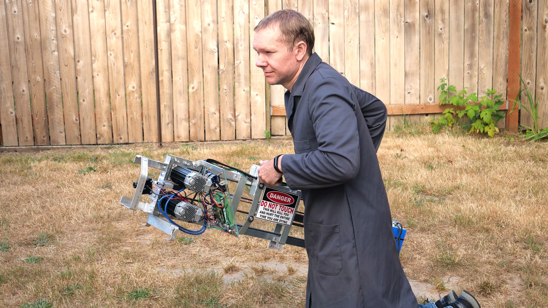 This Knife Throwing Machine Guarantees A Bullseye